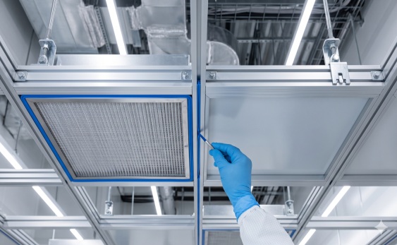 Walkable cleanroom ceiling grid with filter access panel for semiconductor cleanroom maintenance