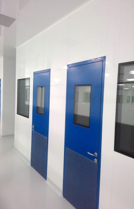 GMP modular cleanroom doors and airlock interfaces for pressure differential control