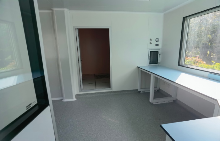 Modular clean lab interior with cleanable workbench and controlled clean zone layout