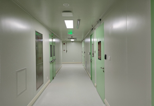 Real modular pharmacy cleanroom corridor with cleanroom doors and pressure-controlled rooms